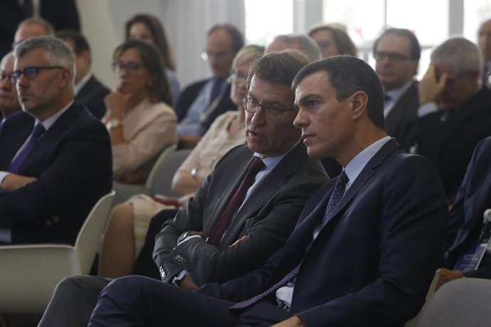(I-D) El presidente de la Xunda de Galicia, Alberto Núñez Feijóo, y el presidente del Gobierno en funciones, Pedro Sánchez, asisten al acto de clausura del I Foro La Toja-Vínculo Atlántico al que asiste el presidente del Gobierno en funciones, Pedro Sán