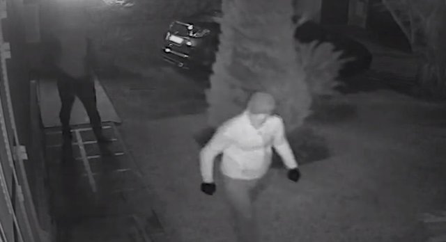 Captura de pantalla de las imágenes de las cámaras de seguridad de la vivienda asaltada en Mallorca.