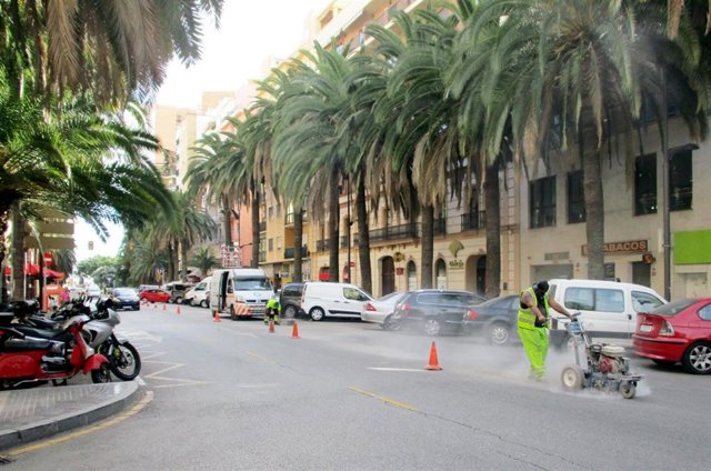 Operario trabajando para el cambio de sentido de la Alameda de Colón de Málaga capital en sentido sur