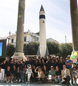 Imagen del cohete bautizado Magallanes, elaborado por voluntarios de la planta Airbus-Tablada junto a un centenar de escolares.