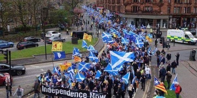 R.Unido.- Miles de personas reclaman la independencia de Escocia en una manifest