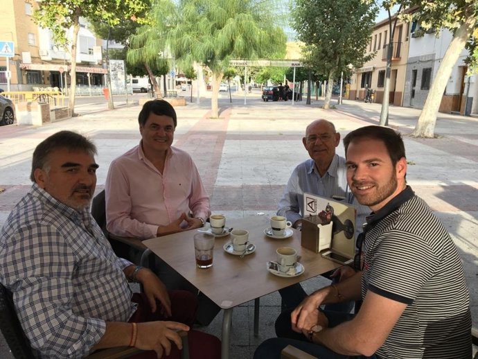 El vocal de la Diputación Permanente del Congreso de los Diputados, Carlos Rojas, en su visita a Santa Fe (Granada), junto al portavoz del PP en el municipio, Francisco Javier Valencia.