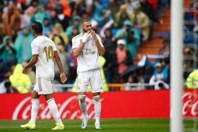 Karim Benzema celebra un gol con el Real Madrid.