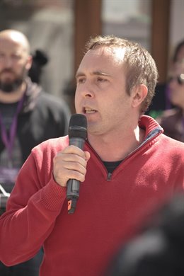 Diego Mendiola, candidato de Unidas Podemos al Senado, participa en un encuentro para hablar sobre los problemas de la España vaciada en la localidad riojana de Nalda.