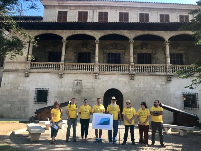 Miembros de la Plataforma Antiautopistes han presentado este sábado sus conclusiones sobre el convenio de carreteras y han pedido al Govern que lidere la transición hacia una movilidad sostenible