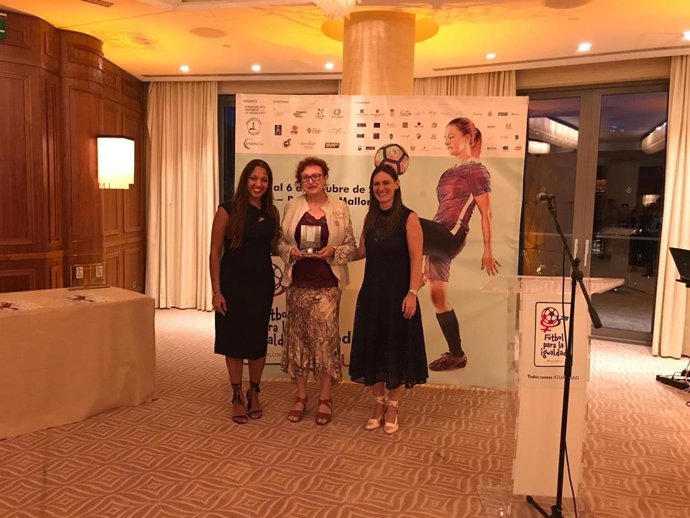 La directora del Institut Balear de la Dona, Maria Duran (centro), recoge el galardón.