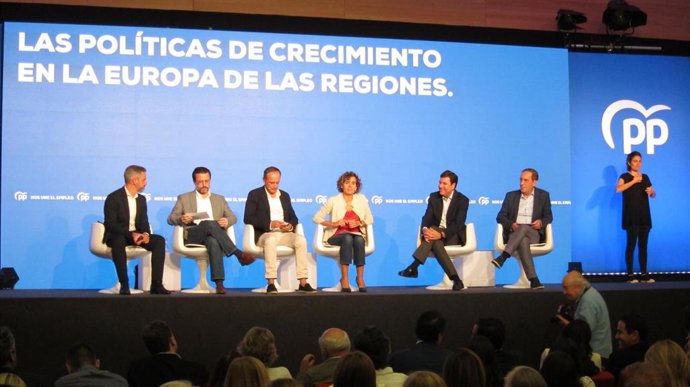 Dolors Montserrat modera la mesa sobre 'Las políticas de crecimiento en la Europa de las regiones' con consejeros de las comunidades del PP.