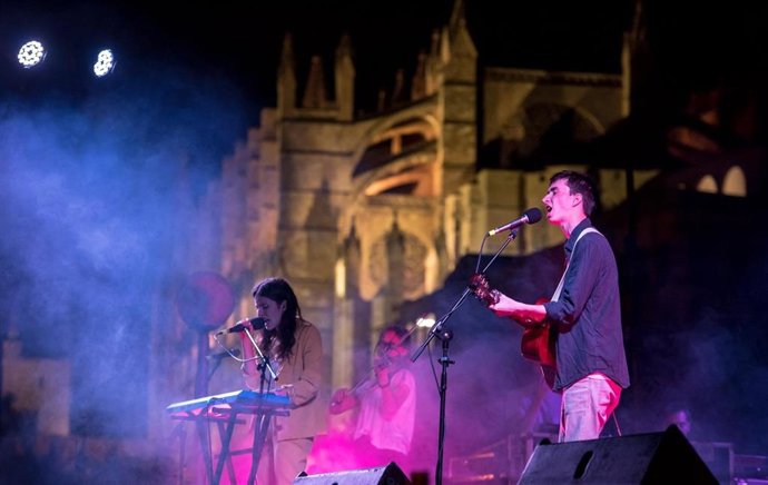 Actuación musical del grupo Hannah & Falco dentro de la Fira B!