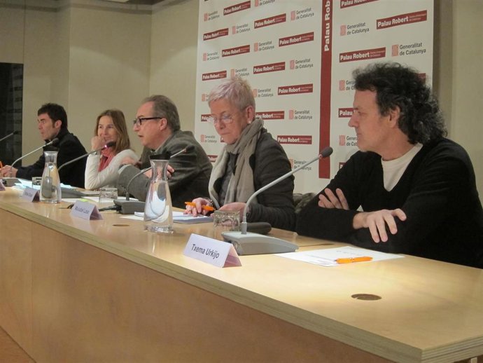 Txema Urkijo (Dirección Víctimas Terrorismo Vasco), Maixabel Lasa (víctima ETA),  Rafael Grasa (ICIP),  Esther Pascual (coordinadora Los ojos del otro) y mediador Eduardo Santos, en una comparecencia pública en 2014