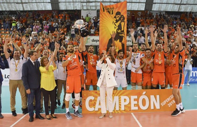 El CV Teruel celebra su título en la Supercopa de España.