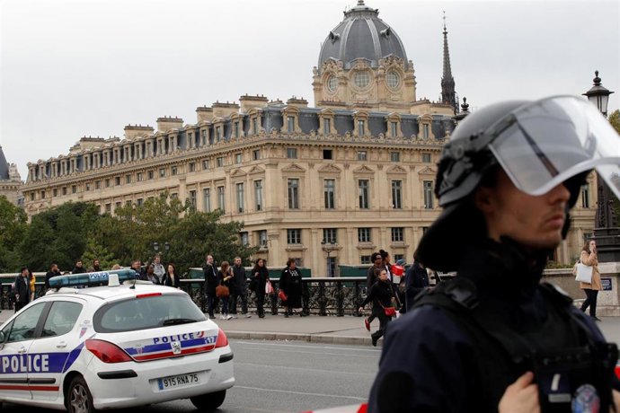 Agente de Policía francés desplegado en frente de la Prefectura de París, Francia
