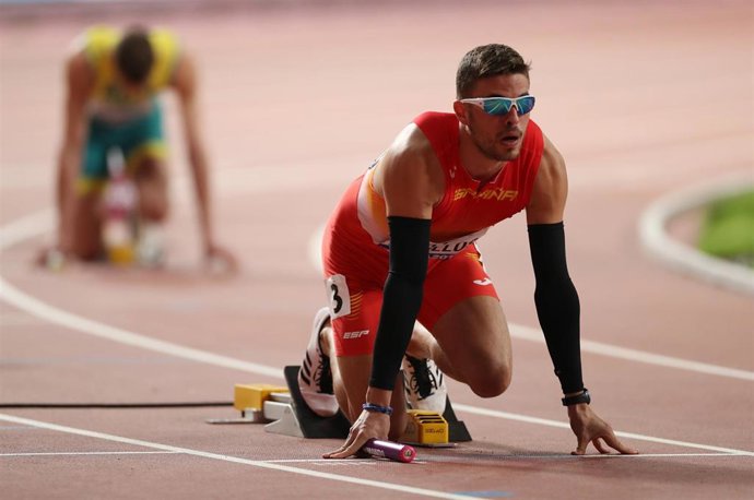 El atleta español Óscar Husillos antes de comenzar el relevo en el Mundial de Catar 2019