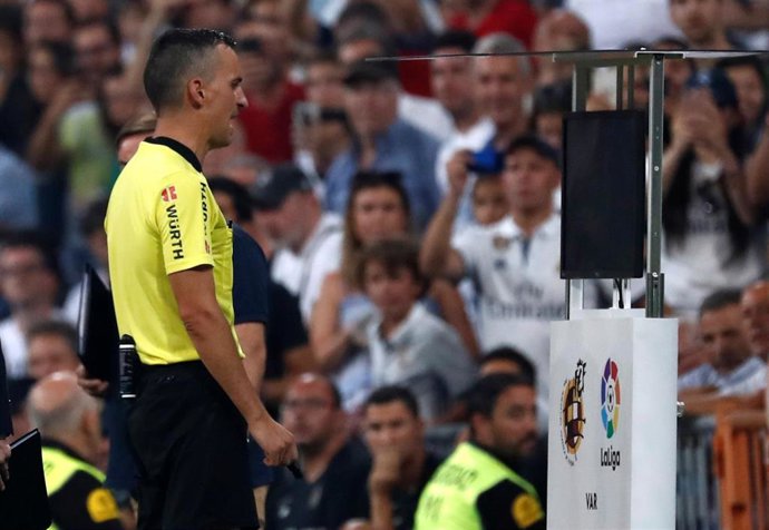 Un árbitro chequea el VAR en la Liga española