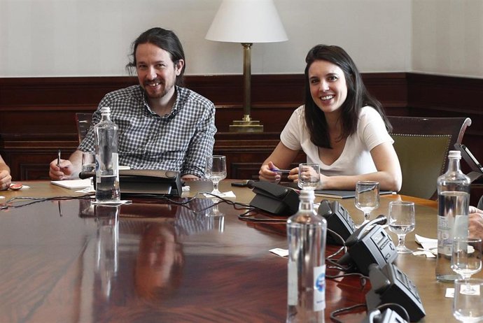 El secretari general d'Unides Podem, Pablo Iglesias i la portaveu parlamentria d'Unides Podem, Irene Montero, participen en la reunió de la taula política Confederal per a les negociacions de Govern