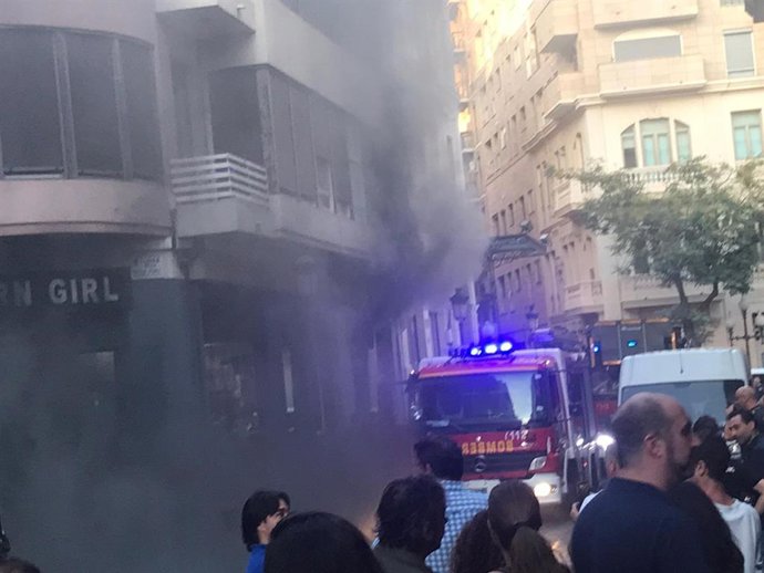 Extinguen un incendio que ha calcinado un pub del centro de Alicante