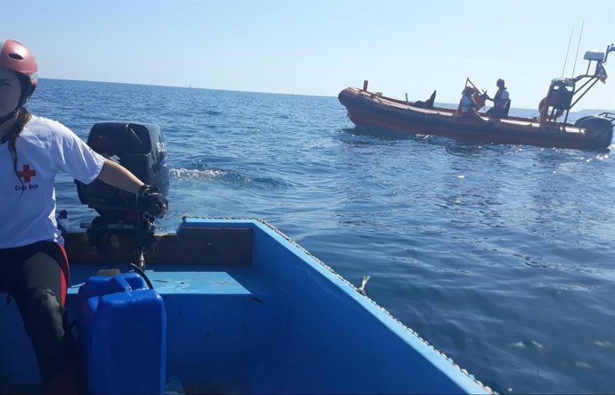 Cruz Roja remolca una de las pateras a puerto tras ser localizada vacía en Punta Prima (Orihuela).
