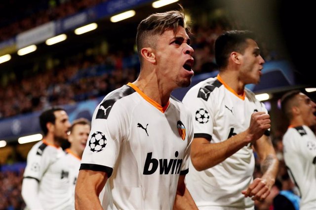 Gabriel y Maxi, junto a más jugadores del Valencia, celebran un triunfo en Champions