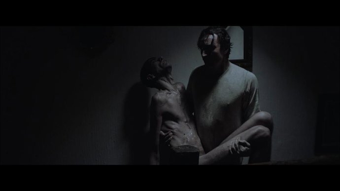 Javier Botet protagoniza la inquietante ópera prima 'Amigo' en el Festival de Sitges