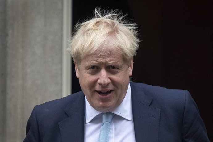 Brexit.- Johnson pide un esfuerzo a la UE para acercar una postura intermedia en