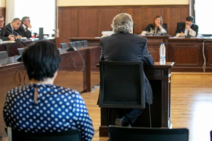 El expresidentes de Invercaria Tomás Pérez-Sauquillo y la que fuera administradora única de la empresa, Gracia Rodríguez Cortés,  en  la Audiencia Provincial de Sevilla para declaran en el juicio por la primera pieza separada de la causa.