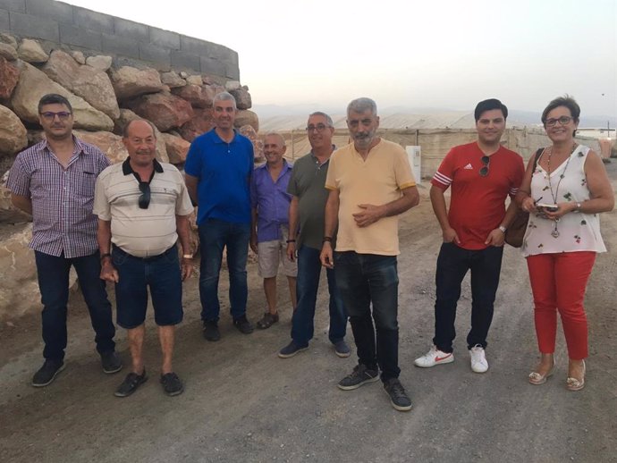 Imagen de la visita del Grupo Municipal Socialista a los vecinos de La Juaida en Almería.