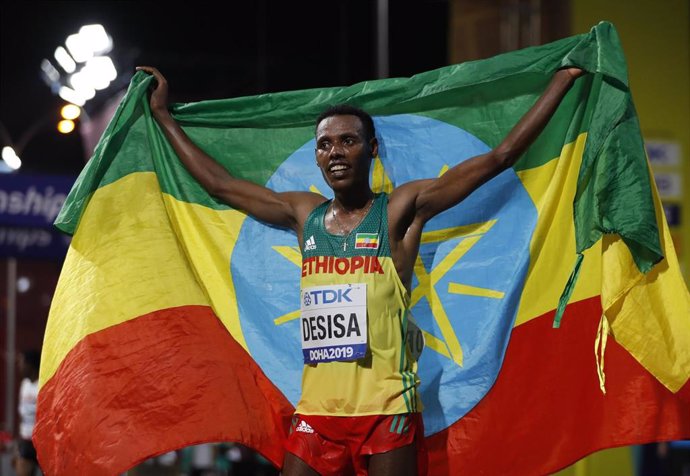 El etíope Lelisa Desisa gana el maratón de los Mundiales de Doha