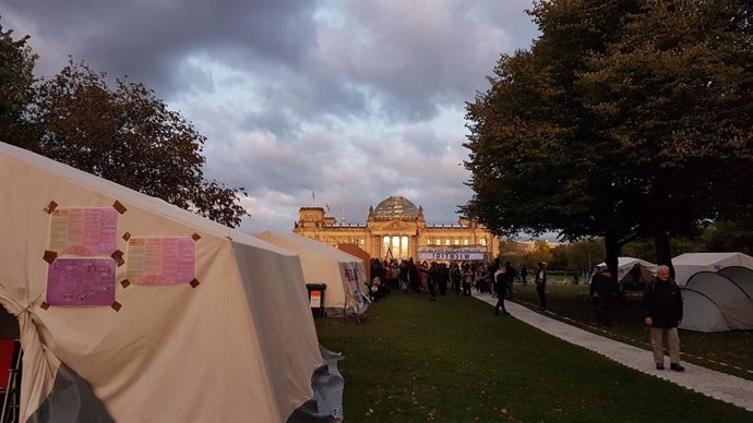 Alemania.- Activistas por el clima acampan frente a la Cancillería alemana