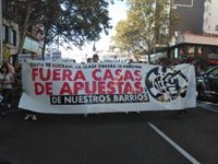 Mil personas se manifiestan en la capital para reclamar el cierre de las casas de apuestas