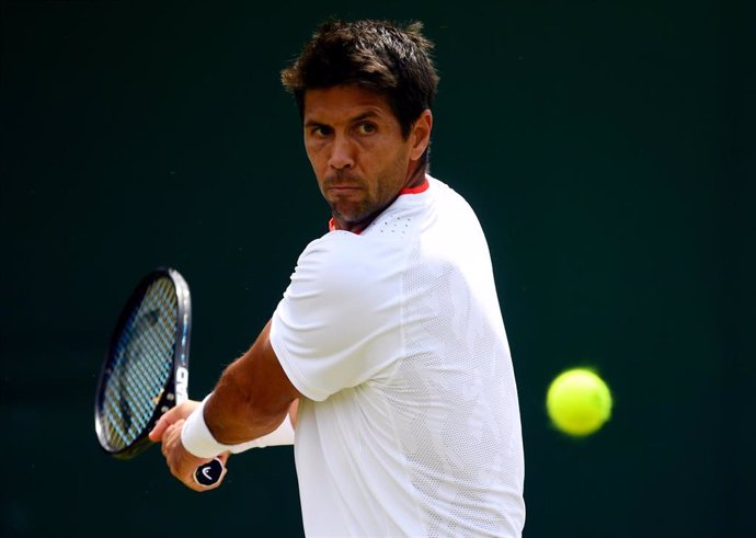 08 July 2019, England, London: Spanish tennis player Fernando Verdasco in action against Belgium's David Goffin during their men's singles round of 16 match on day seven of the 2019 Wimbledon Grand Slam tennis tournament at the All England Lawn Tennis a