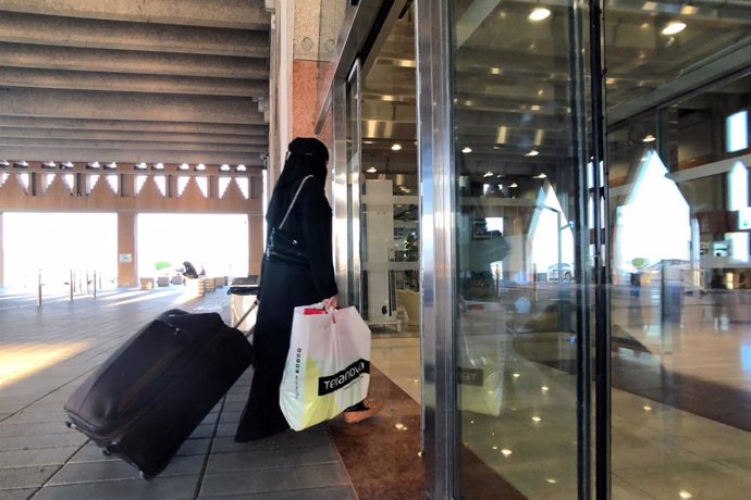 Mujer con equipaje en la estación de tren de Dammam, Arabia Saudí
