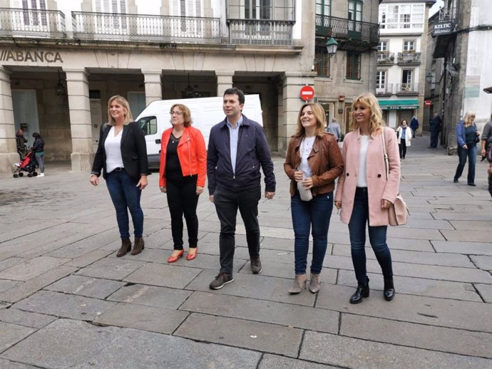 De izquierda a derecha: la cabeza de lista del PSOE por Lugo, Ana Prieto; la número uno por Pontevedra, Olga Alonso; el secretario xeral del PSdeG, Gonzalo Caballero; la número uno por A Coruña, Pilar Cancela; y la de Ourense, Marina Ortega.