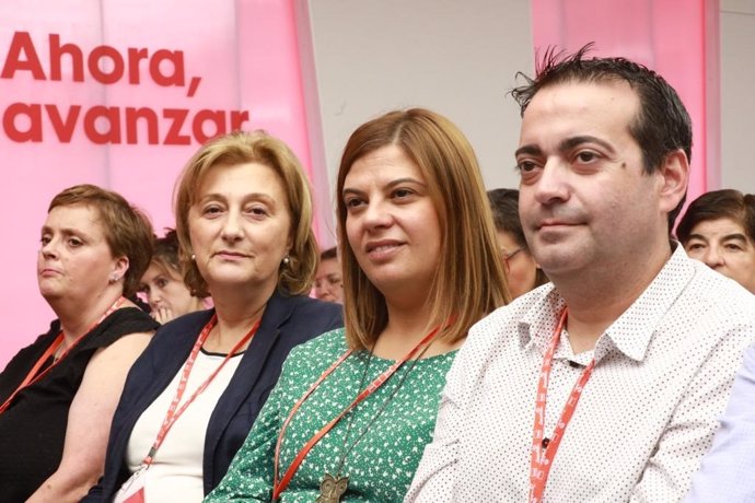 La delegada del Gobierno en Asturias, Delia Losa, y la secretaria de Organización de la FSA-PSOE, Gimena Llamedo, durante el Comité Federal del PSOE celebrado en Madrid