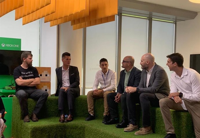 Un grupo de profesores entrevista al vicepresidente de Microsoft Educación a nivel mundial