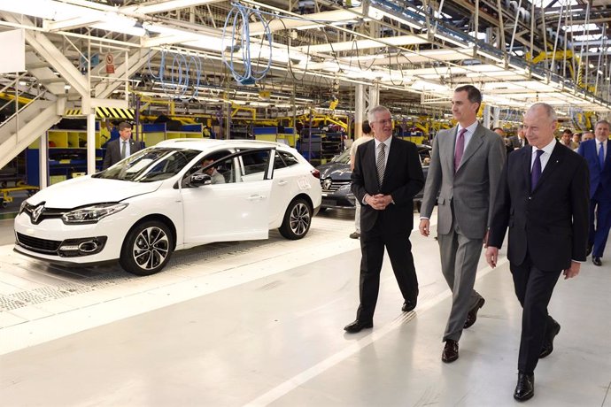 El Rey respalda a la industria del automóvil visitando las plantas de PSA y Rena