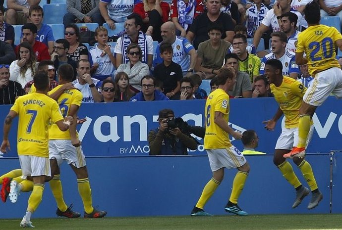 Los jugadores del Cádiz CF celebran un gol en La Romareda.