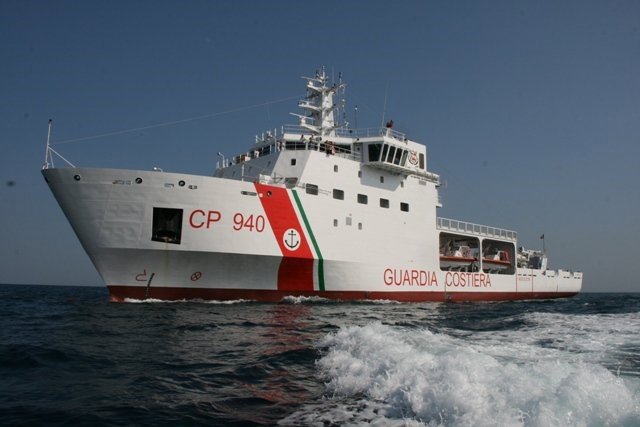 Barco de la Guardia Costera italiana