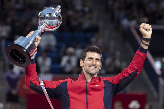 Novka Djokovic celebra con su trofeo el título en el torneo de Tokio de 2019