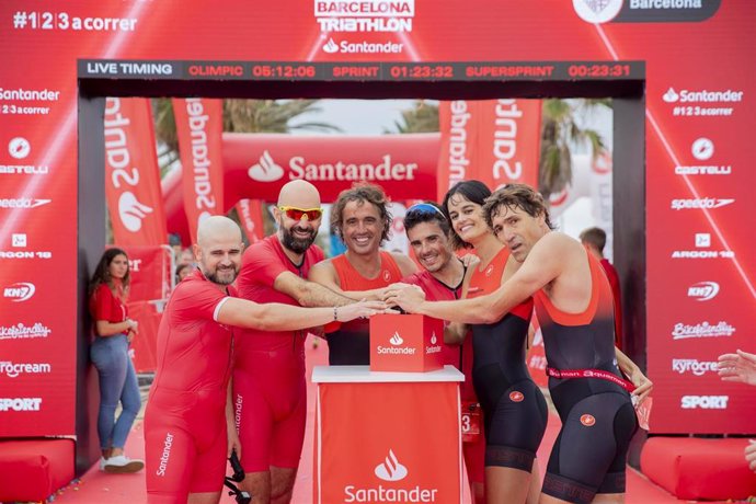 Javier Gómez Noya junto a los exfutbolistas Julio Salinas y Santi Ezquerro y la nadadora Thais Henríquez en un triatlón solidario de Banco Santander