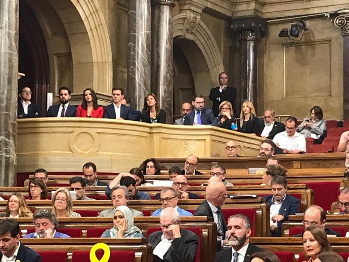 Albert Rivera,  Inés Arrimadas, Cayetana Álvarez de Toledo i Laura Borrs segueixen la moció de censura en la llotja del Parlament