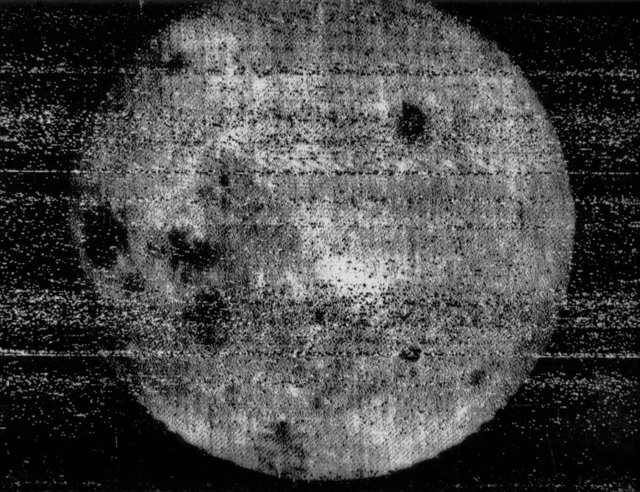 Primera imagen de la cara oculta de la Luna