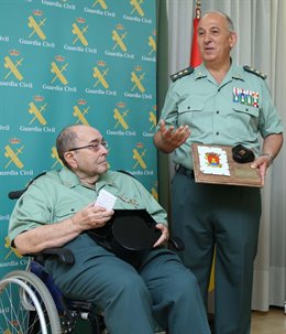 El capitán Juan Osorio Prieto recibe un homenaje como veterano de la Guardia Civil