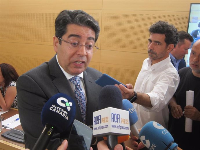 El presidente del Cabildo de Tenerife, Pedro Martín, atiende a los medios de comunicación