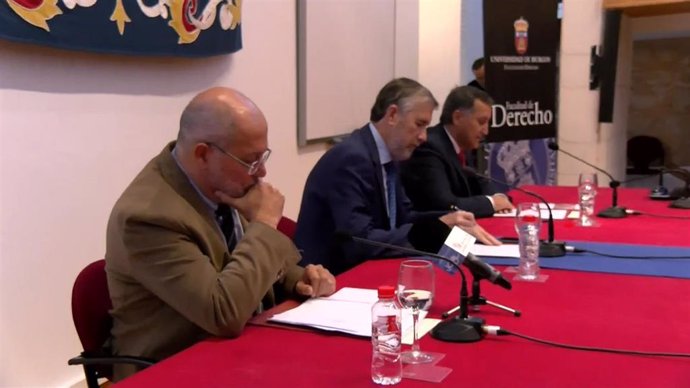 En la mesa, de izquierda a derecha, Francisco Igea, vicepresidente de la Junta, Manuel Pérez Mateos, rector de la UBU, y Santiago Bello, decano de Derecho de la UBU.