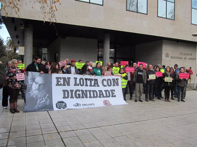 Concentración contra los desahucios de dos familias en Vigo AUTOR: Europa Press