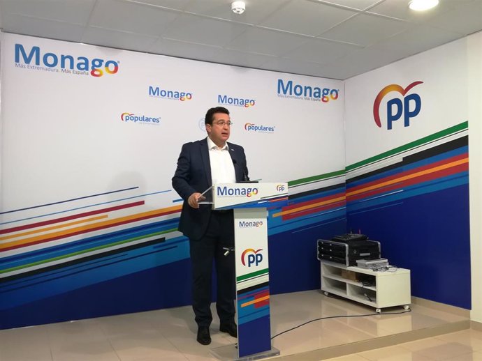 Fernando Manzano (PP) en rueda de prensa sobre el transporte sanitario terrestre en Extremadura