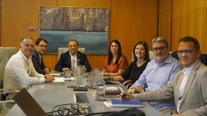 El conseller de Model Econmic, Turisme i Treball del Govern, Iago Negueruela, i l'alcalde de Calvi, Alfonso Rodríguez Badal, s'han reunit aquest dilluns.