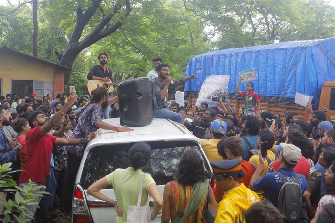 Manifestantes contra la tala de árboles en Aarey para la construcción del metro en Bombay 