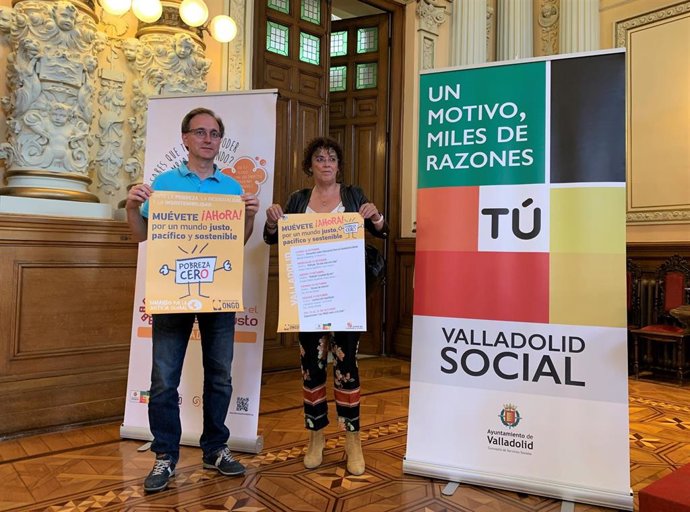 El representante de la Coordinadora ONGD de CyL, Ernesto Pascual, y la concejal de Servicios Sociales y Mediación Comunitaria, Rafaela Romero, presentan la campaña 'Pobreza cero'.