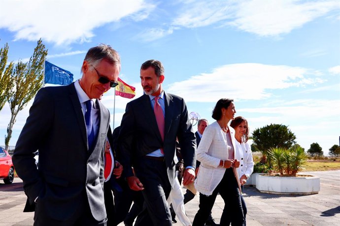 El director ejecutivo del Grupo PSA, Carlos Tavares (1i),  Rey Felipe VI (2i) y la ministra de Industria, Comercio y Turismo en funciones, Reyes Maroto a su llegada al inicio de la producción en España del nuevo Opel Corsa 100% eléctrico, en la planta d