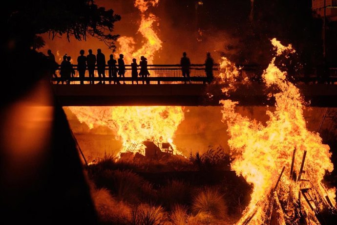 Andrés Gutiérrez se alza con el primer premio en la categoría de fotografía individual con su trabajo 'Hogueras de San Juan' en el VIII Certamen Regional de Fotografía Informativa y Documental de Fotonoviembre